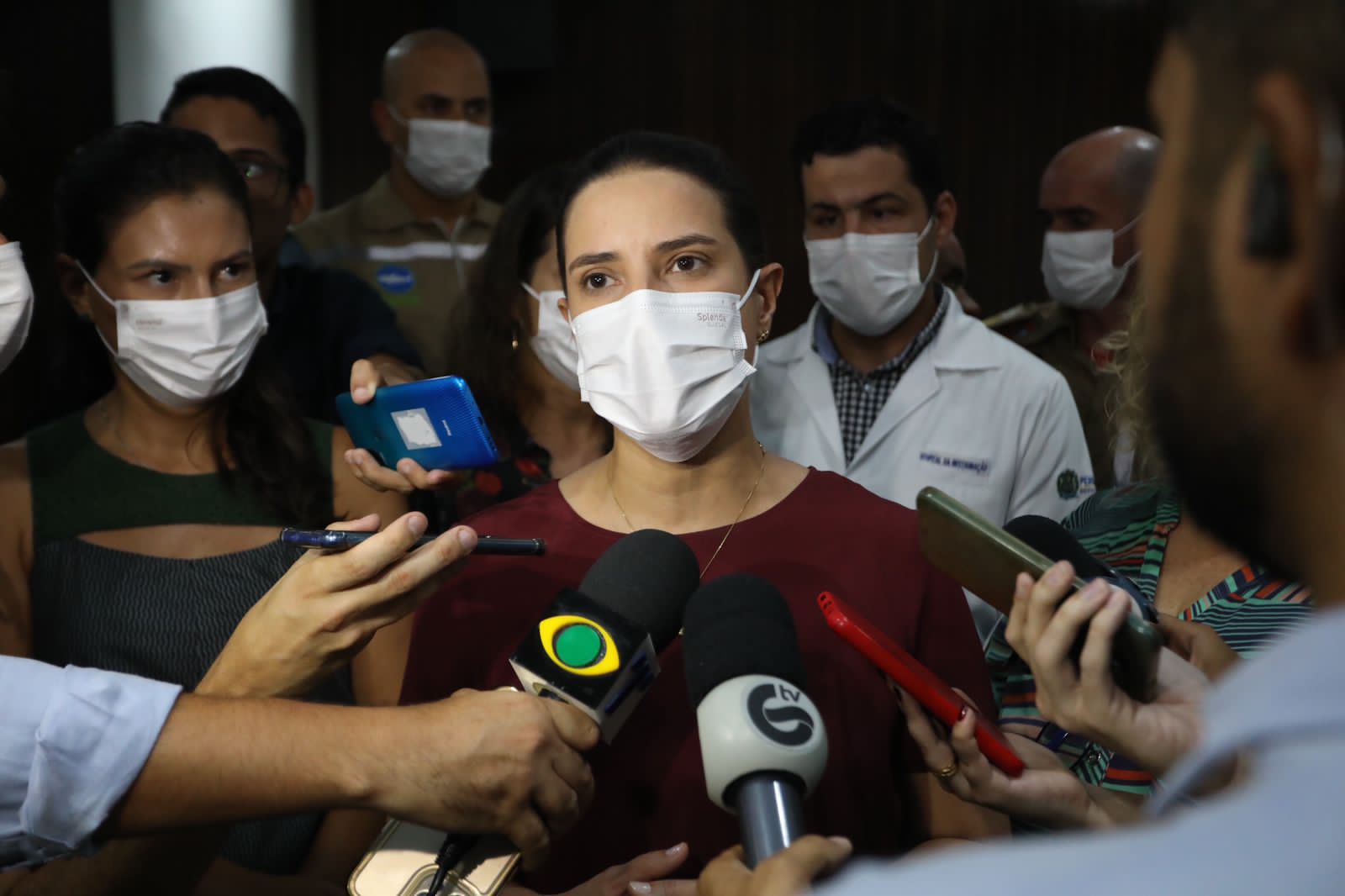 Governadora visita vítimas de incidentes com tubarão no HR e anuncia medidas tomadas pelo Estado