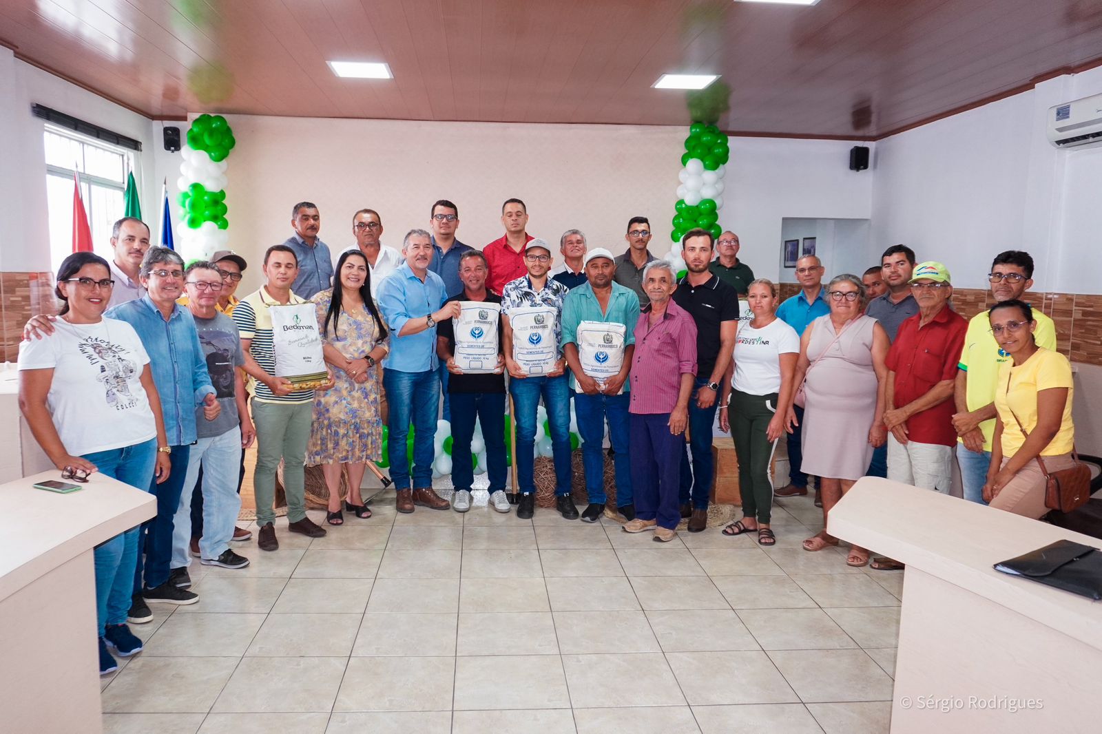 Prefeita Drª Cátia Ribeiro realiza entrega de sementes para agricultores