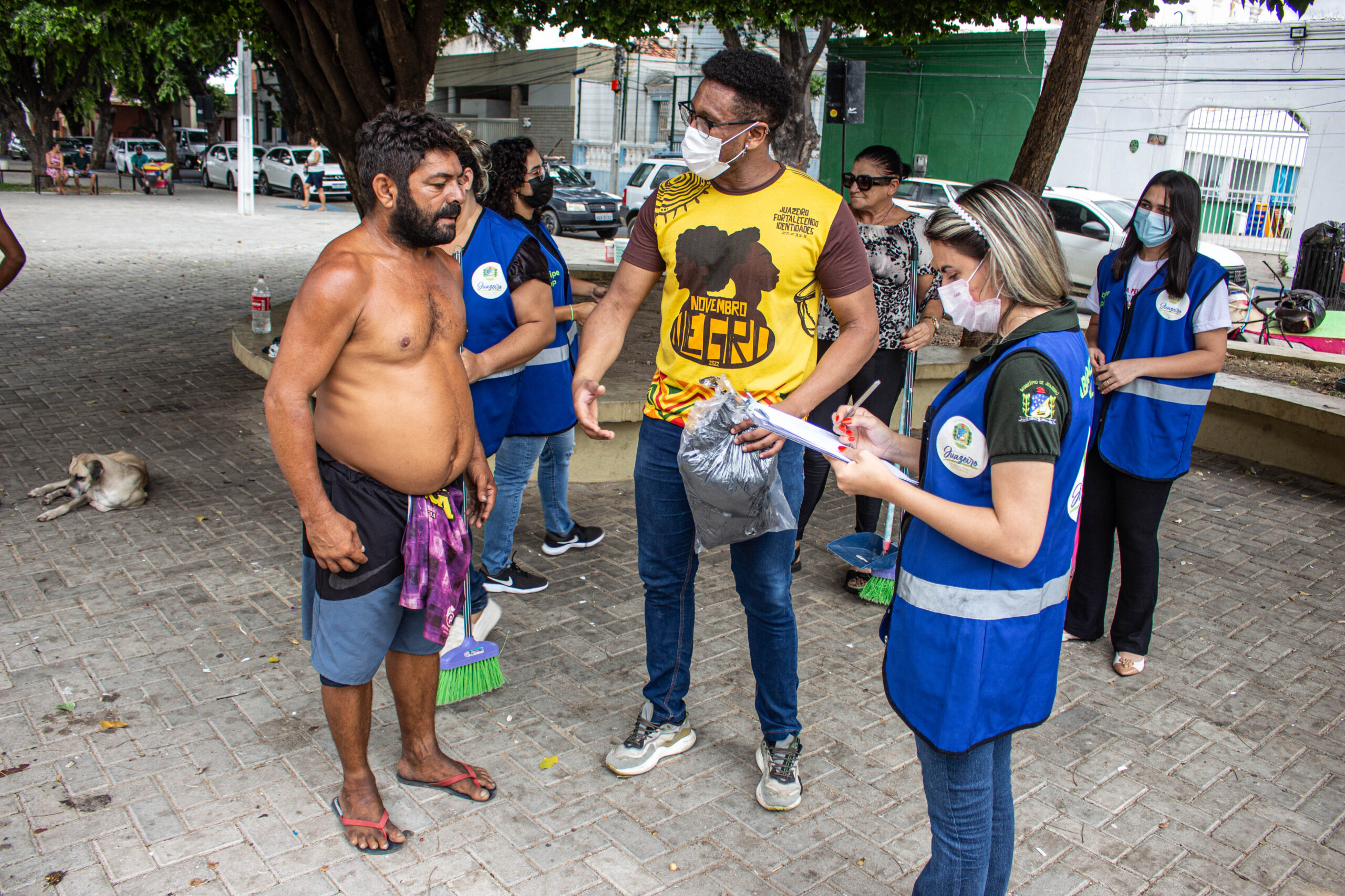 Juazeiro-BA: Equipe da Sedes faz abordagem social na Praça da Bandeira