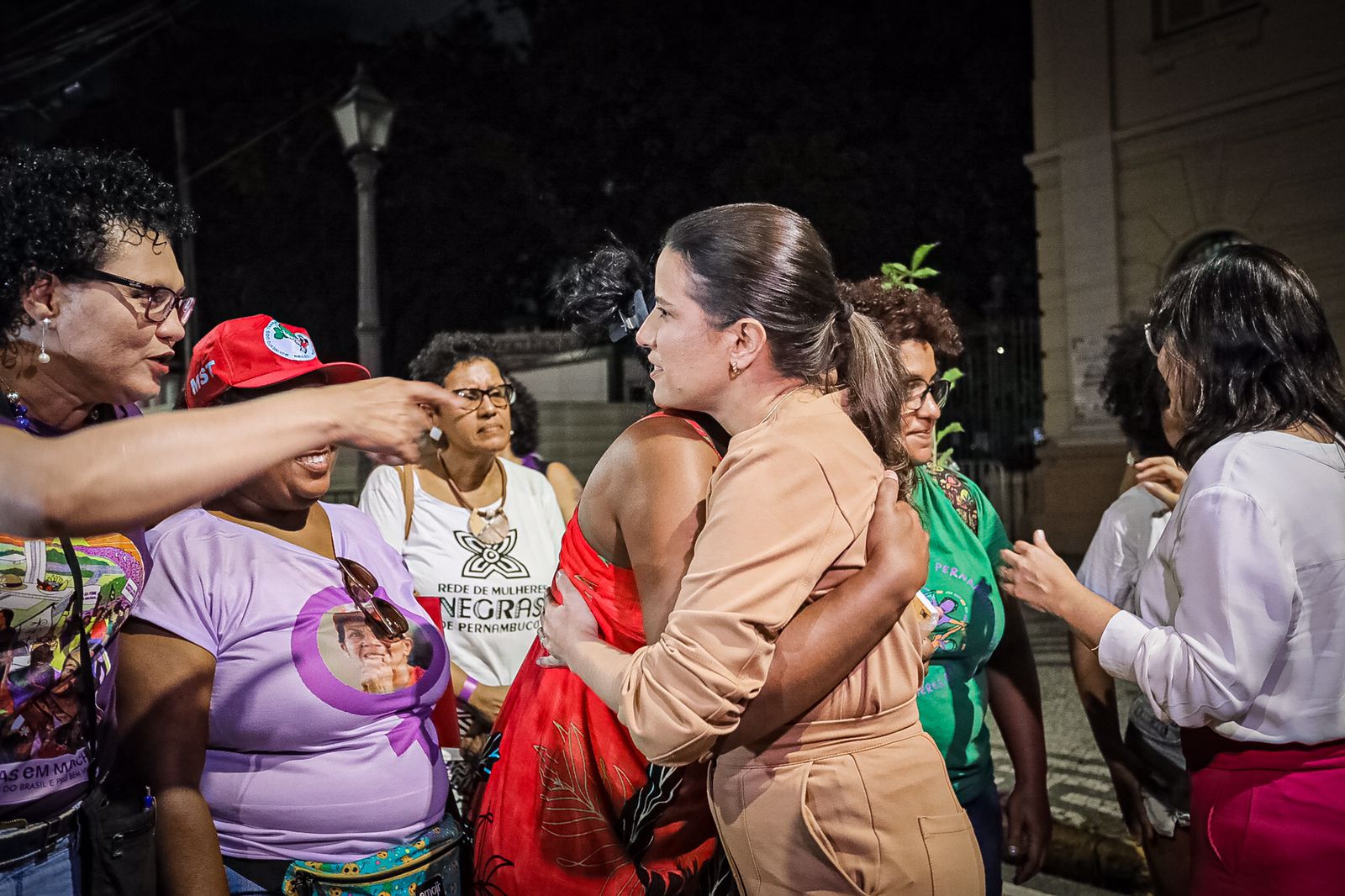 Governadora recebe pauta de reivindicações e dialoga com participantes de ato pelos direitos das mulheres