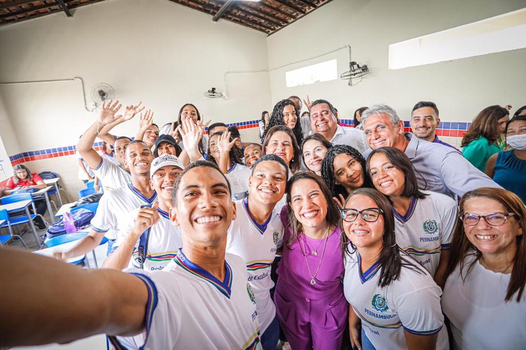 Governadora Raquel Lyra visita escola com equipe gerida 100% por mulheres