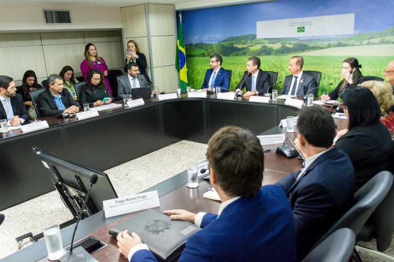 Ministro André de Paula recebe governador de Santa Catarina e bancada federal do estado para debater ordenamento da pescaria