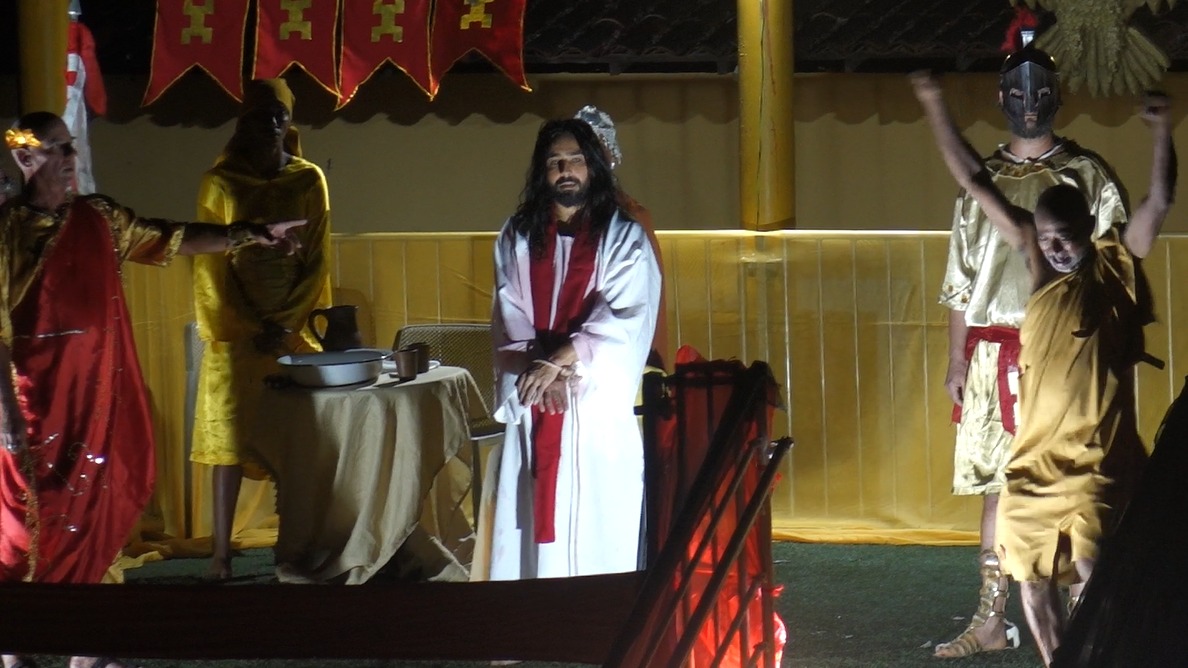 Paixão de Cristo de Noronha emociona turistas e moradores