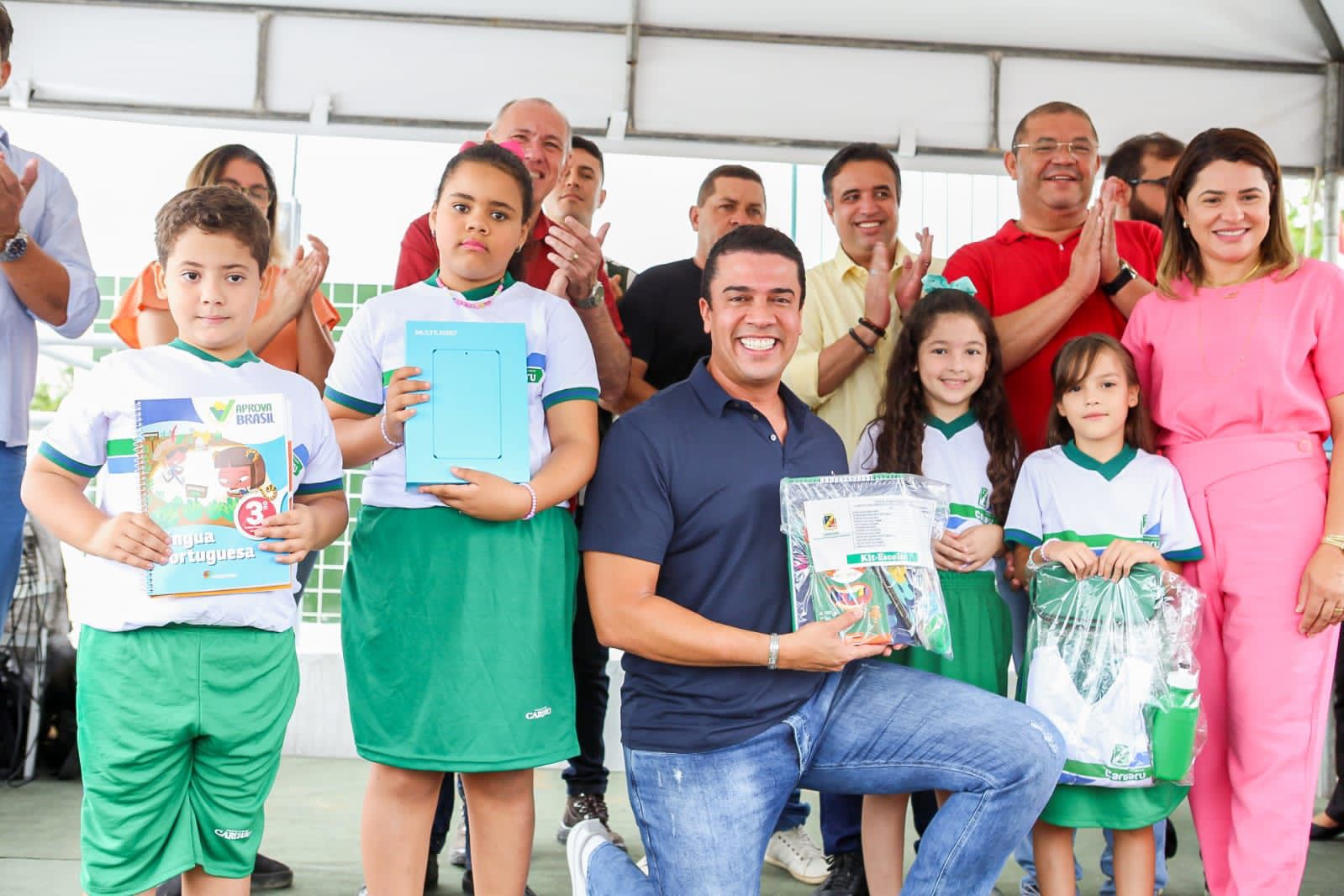 Rodrigo Pinheiro entrega nova escola na zona rural, novo fardamento, tablets e kits escolares para estudantes da Rede Municipal de Ensino