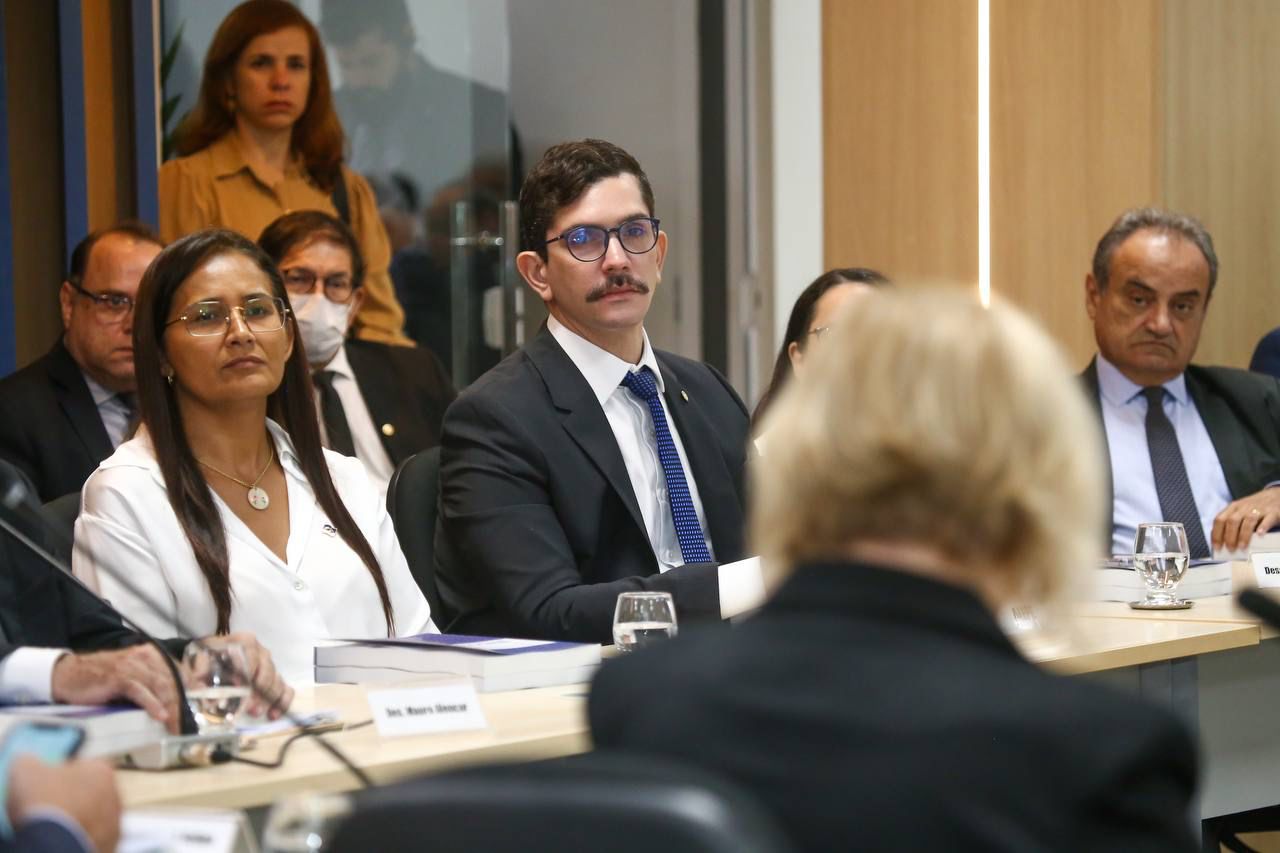 Eriberto Filho representa Alepe em entrega de relatórios sobre o Complexo Prisional do Curado