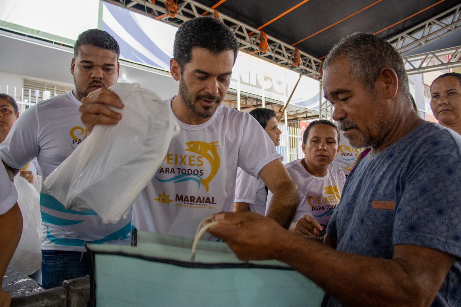 Prefeito Marlos distribui 11 toneladas de peixe em Maraial