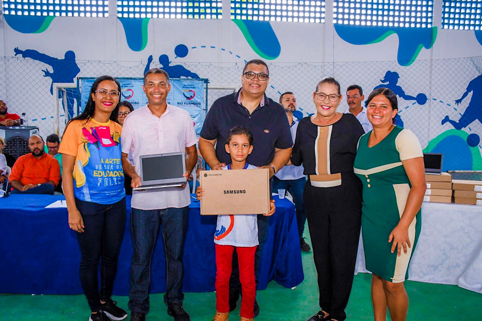 Prefeitura de Rio Formoso entrega 650 chromebooks para alunos da Rede Municipal de Ensino