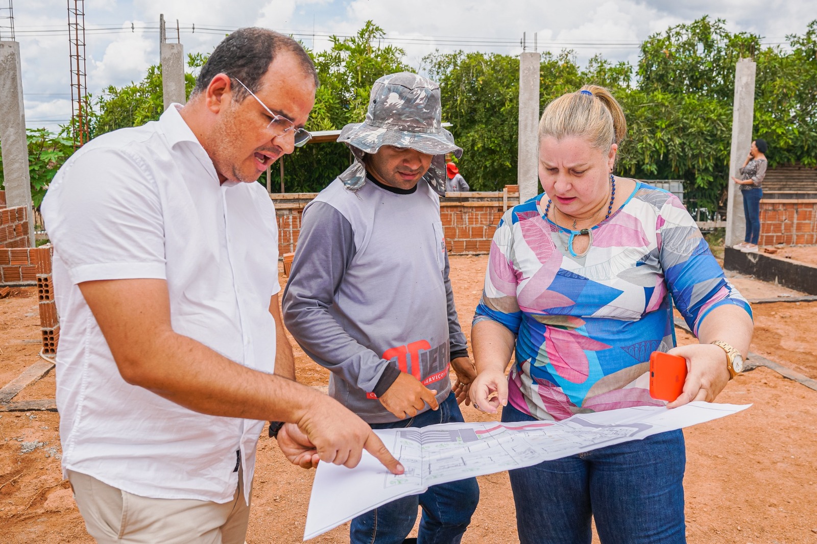 Secretário de Infraestrutura visita obras da nova creche municipal em Glória do Goitá