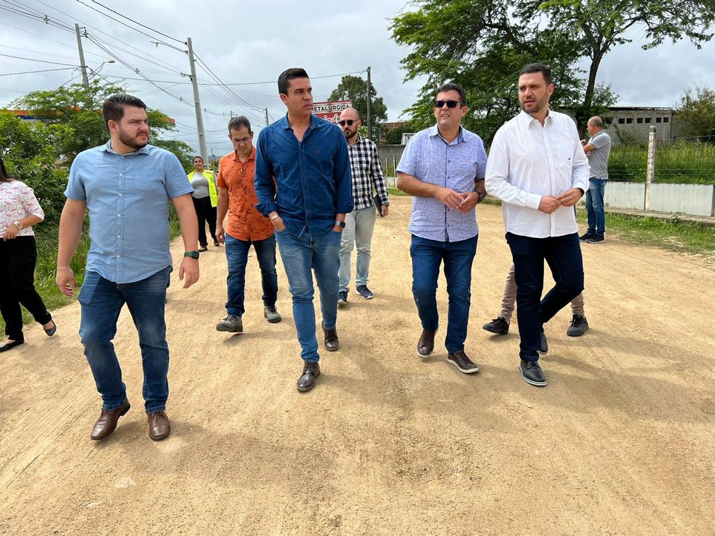 Rodrigo Pinheiro visita estrada do Xique-Xique e anuncia melhorias de infraestrutura e obras para o local