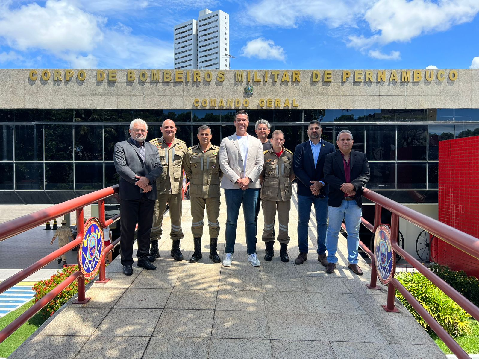 Prefeito de Caruaru, Rodrigo Pinheiro, visita Corpo de Bombeiros, no Recife, para tratar do São João 2023