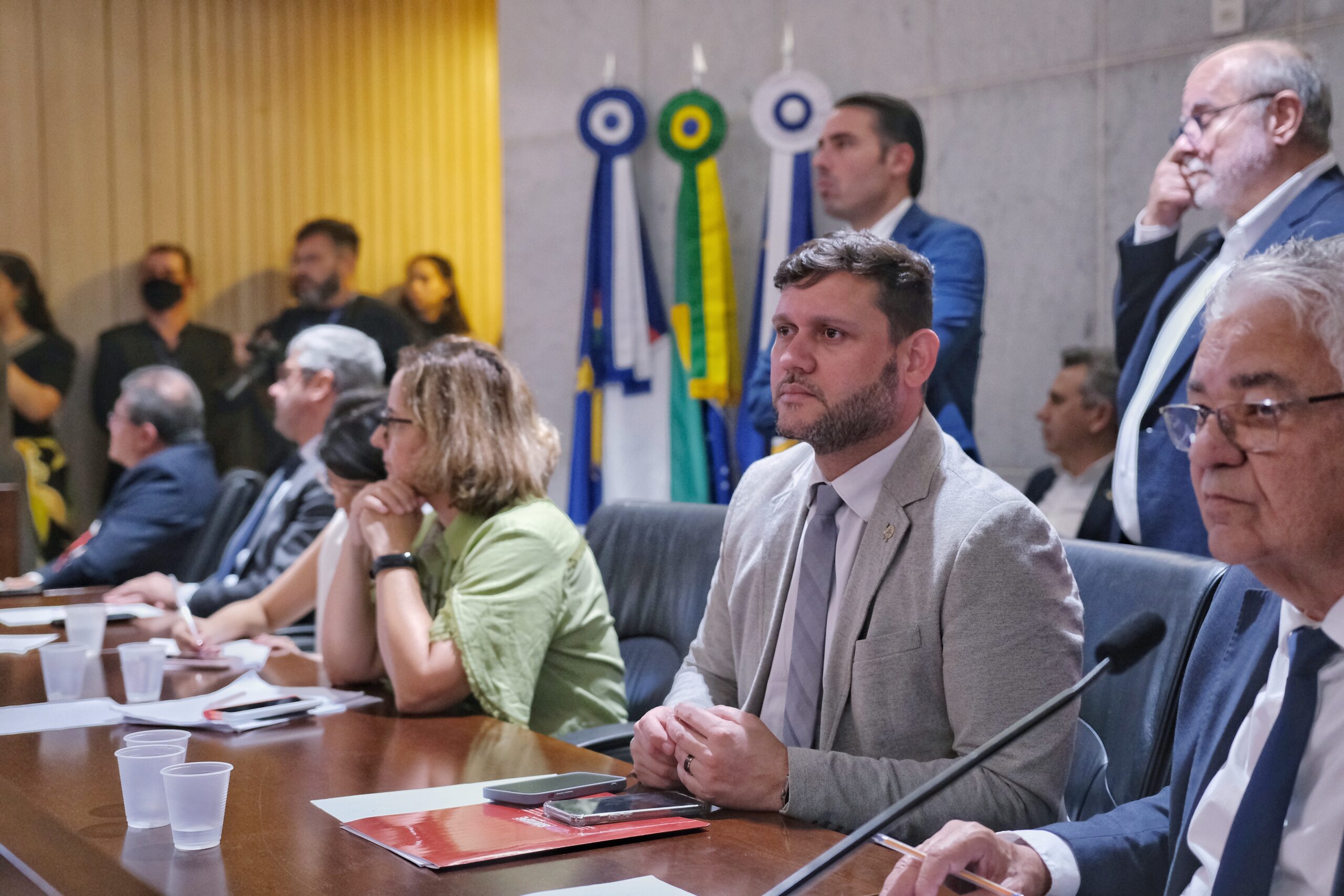 Piso da educação é discutido na Alepe