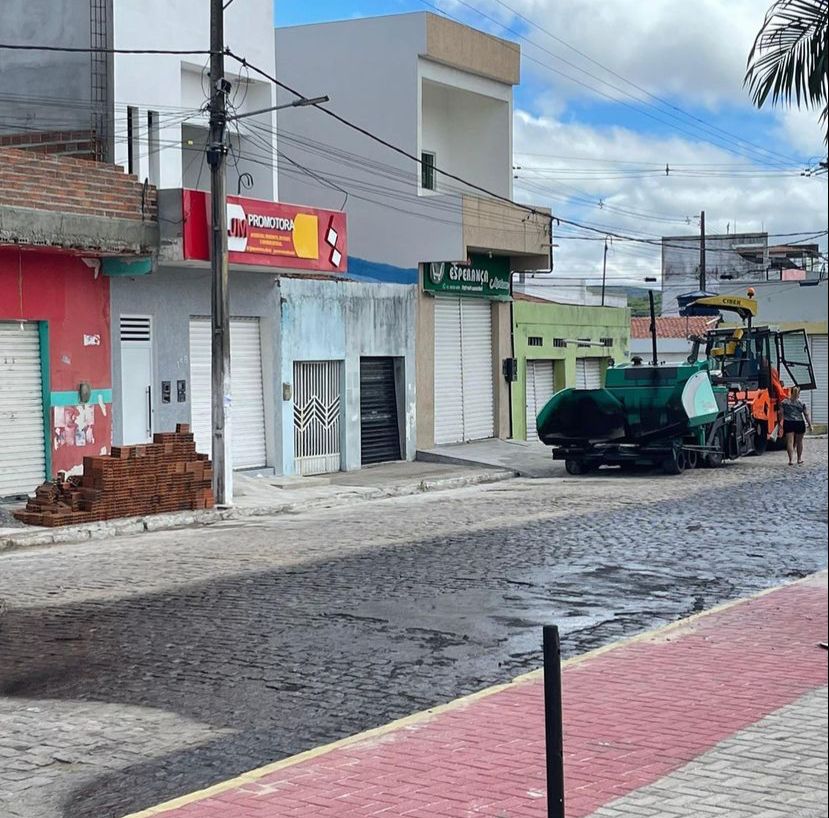 Teve início na manhã do último domingo (30),a pavimentação asfáltica da Praça de Eventos de Manari