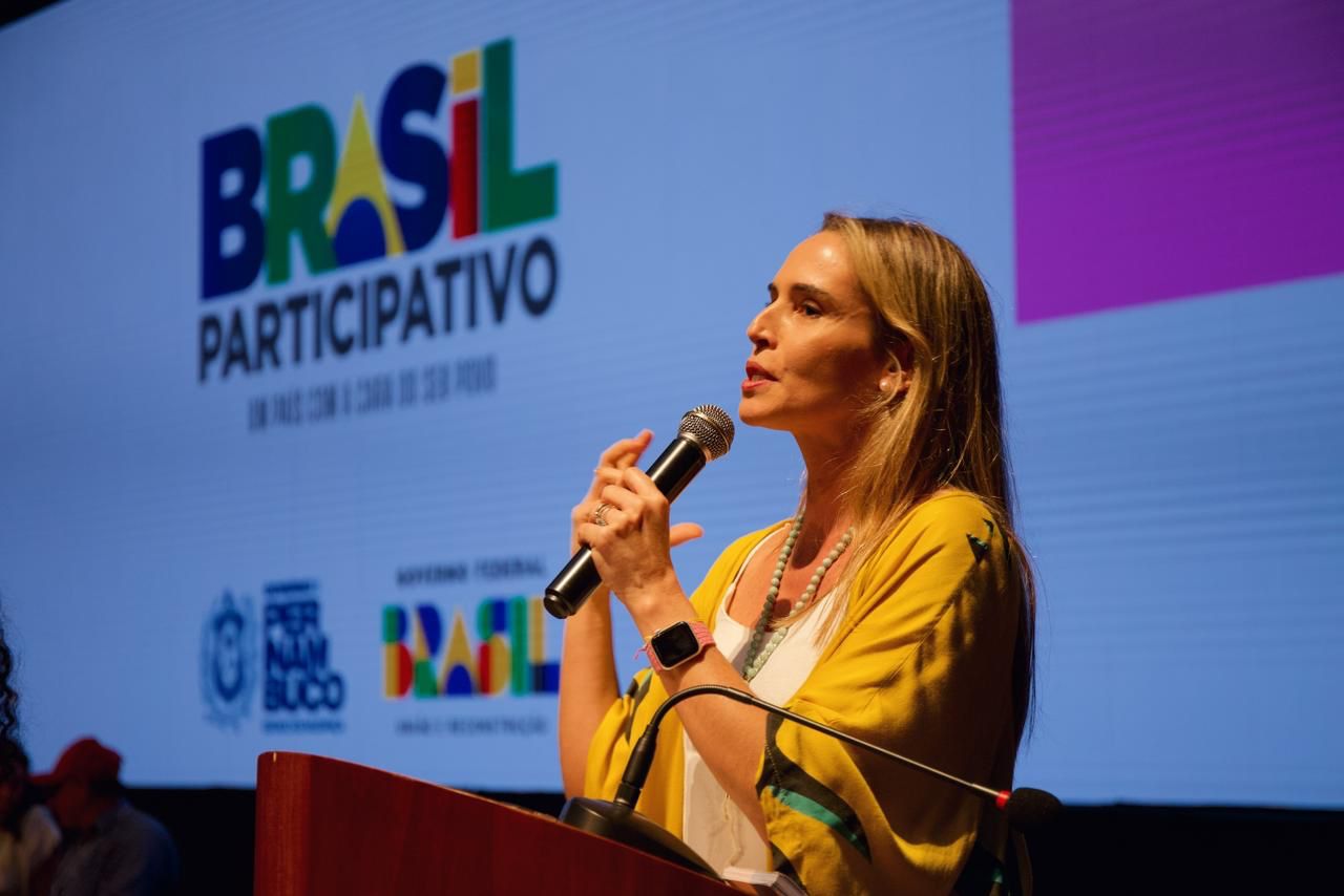 Prefeita em exercício do Recife, Isabella de Roldão prestigia plenária do PPA Participativo no Centro de Convenções