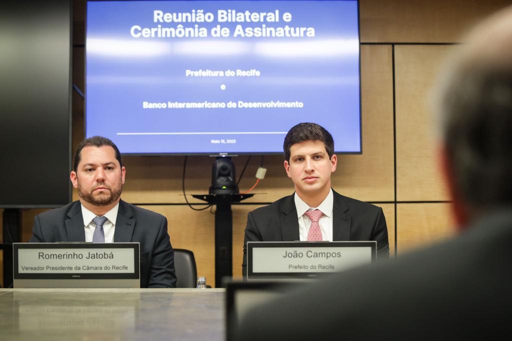 Romerinho Jatobá celebra assinatura do contrato de R$ 2 bilhões para a Prefeitura do Recife