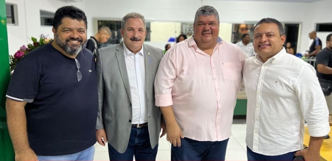 Ao lado de lideranças políticas, Deoclécio prestigia inauguração da nova Câmara Municipal de Tamandaré