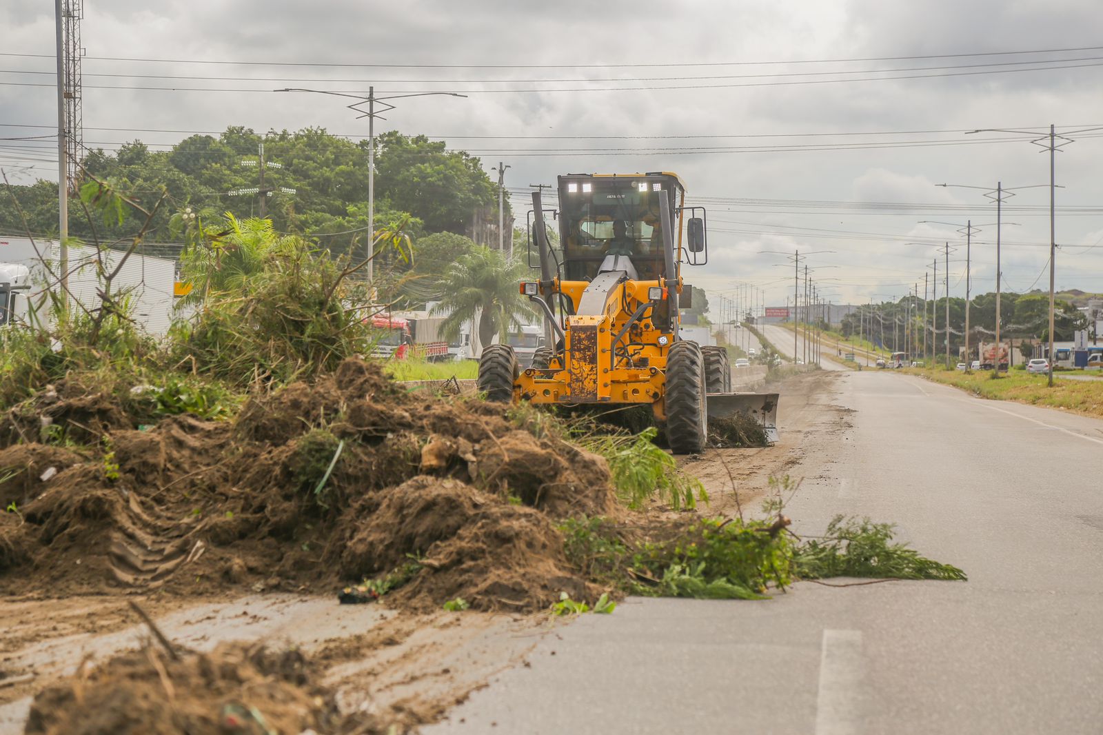 Durante todo final de semana, Prefeitura do Cabo realiza grande mutirão de limpeza nos diferentes bairros do município.