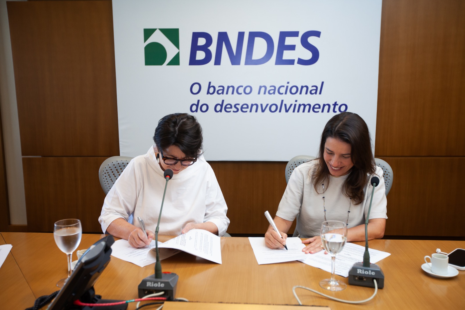 Governadora Raquel Lyra assina contrato com BNDES para viabilizar avanços no abastecimento de água e saneamento