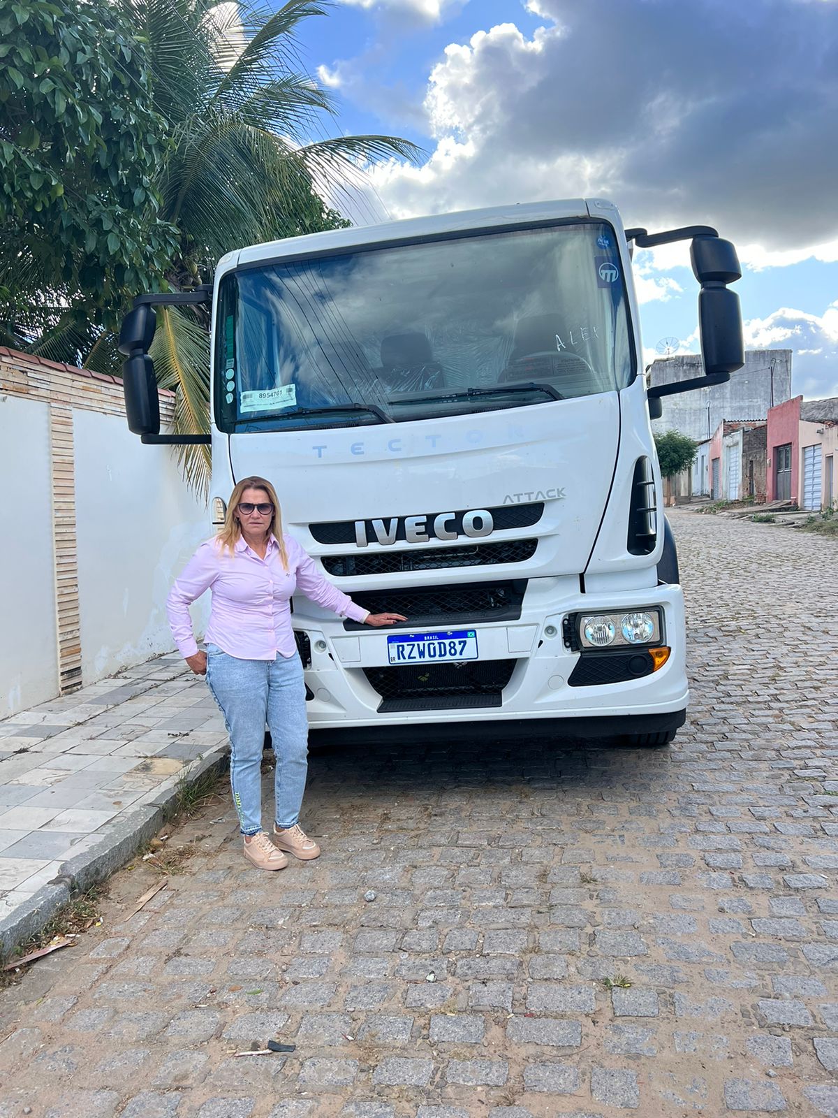 Cedro: Riva Bezerra através do deputado federal Augusto Coutinho,consegue um caminhão Caçamba para servir ao povo do município