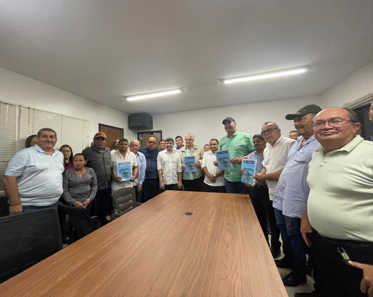 Eduardo da Fonte e Antônio Moraes assinam ordem de serviço de obras importantes para São Vicente Ferrer, ao lado do prefeito Marcone Santos