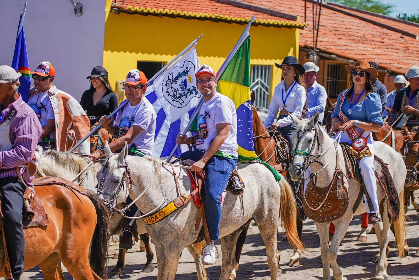 Em Betânia, Jarbas Filho participa da Festa de Santo Antônio e faz entrega de ambulância