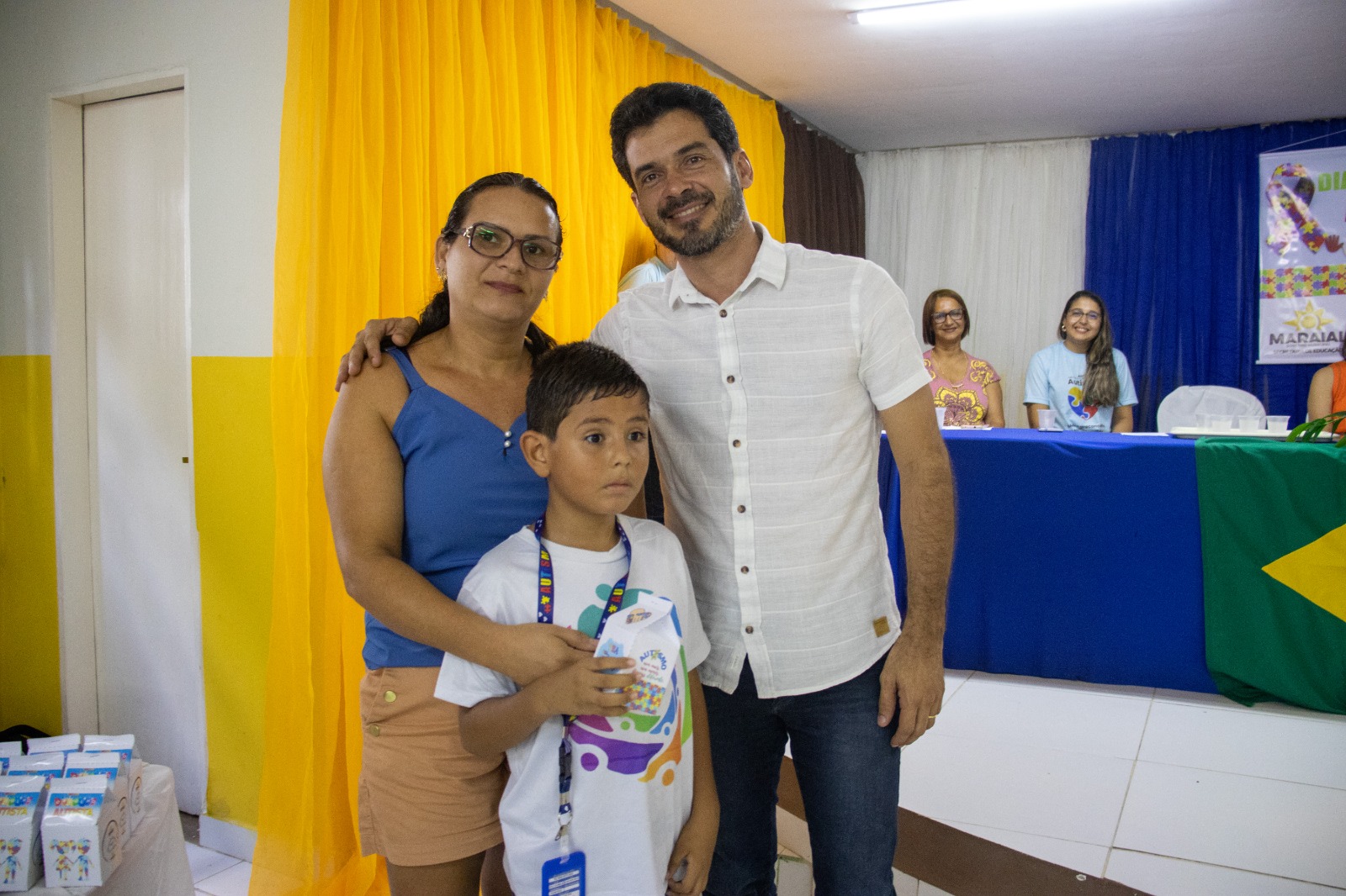 Prefeito Marlos entrega Carteira Municipal da Criança Autista