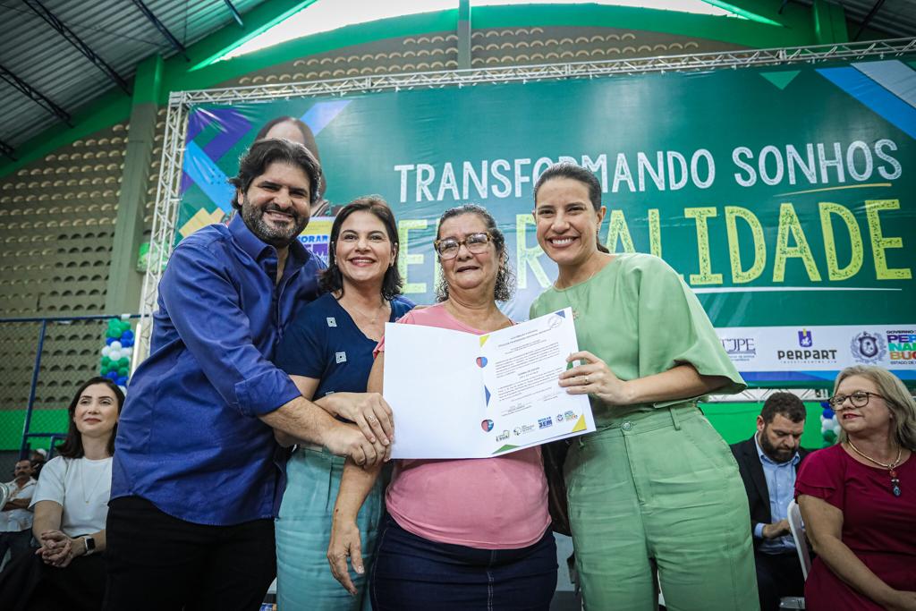 Governadora Raquel Lyra entrega 752 escrituras de habitação popular em São Lourenço da Mata ao lado do Prefeito Vinícius Labanca