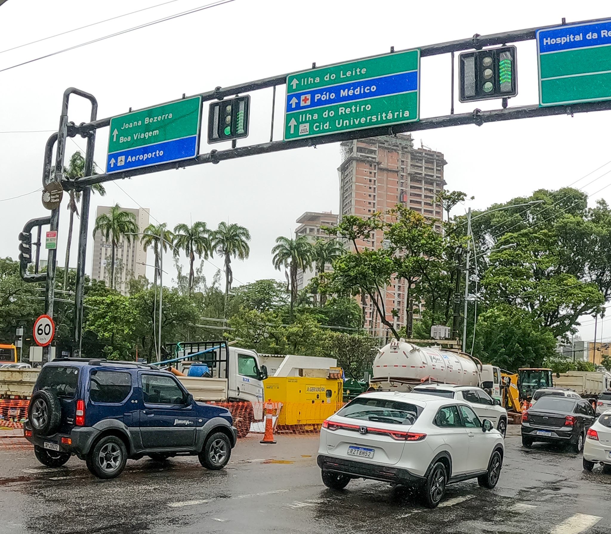 Compesa: Intervenção na rede coletora de esgoto é realizada na Avenida Agamenon Magalhães