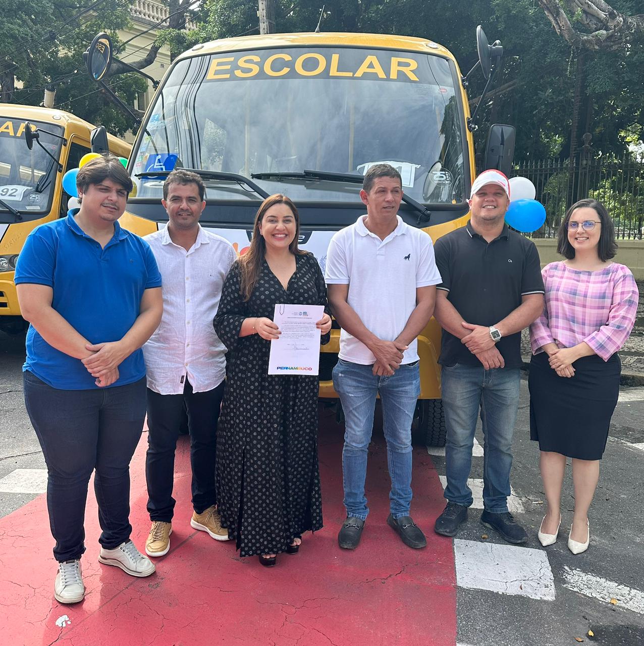 Prefeita de Jaqueira: Ridete Pellegrino, recebe novo ônibus escolar