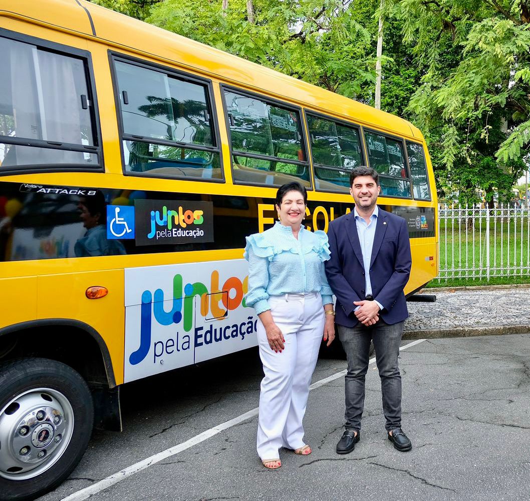 Kaio Maniçoba e prefeita Rorró Maniçoba recebem novos ônibus escolares para Floresta em cerimônia no Palácio do Campo das Princesas