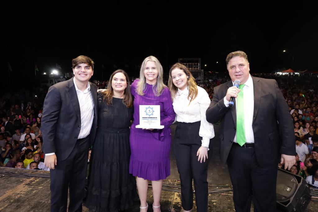 Jaboatão: Em grande evento Clarissa Tércio é homenageada por trabalho com Comunidades Terapêuticas