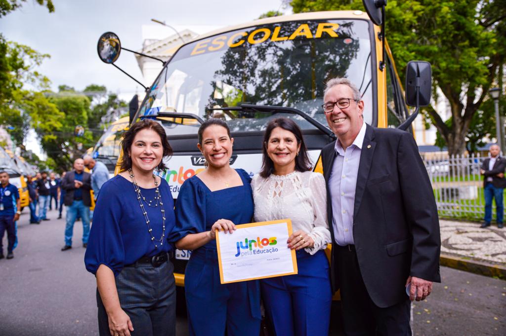 Álvaro Porto destaca importância de ônibus 4×4 para o transporte escolar e parabeniza governadora pela entrega de veículos