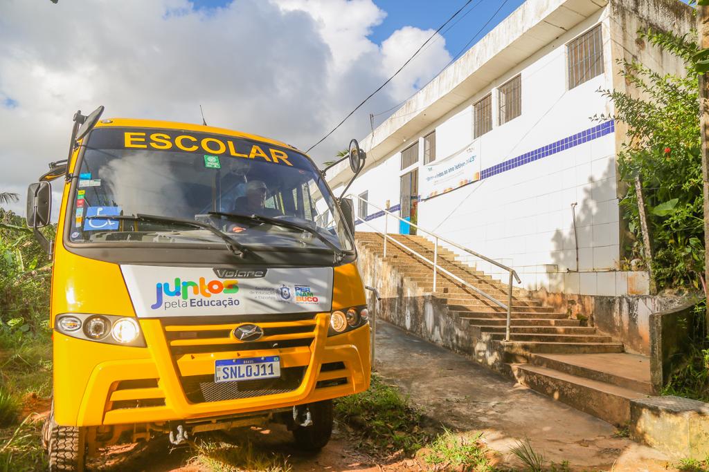 De casa para a sala de aula: Prefeito Keko do Armazém entrega ônibus para transporte escolar