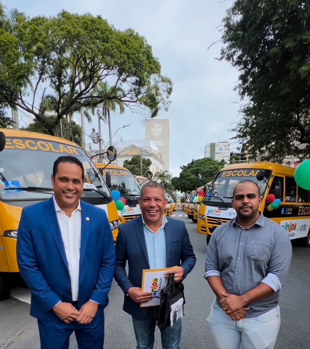 Keko do Armazém e Jeferson Timóteo recebem um ônibus escolar para o Cabo de Santo Agostinho