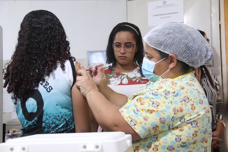 Prefeitura de Juazeiro promove ação na escola Anália Barbosa e atualiza cartão de vacina dos alunos