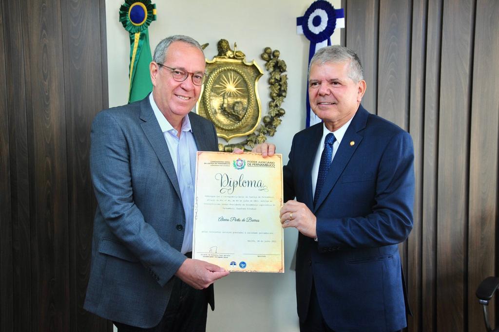 Álvaro Porto recebe homenagem da Corregedoria do TJPE