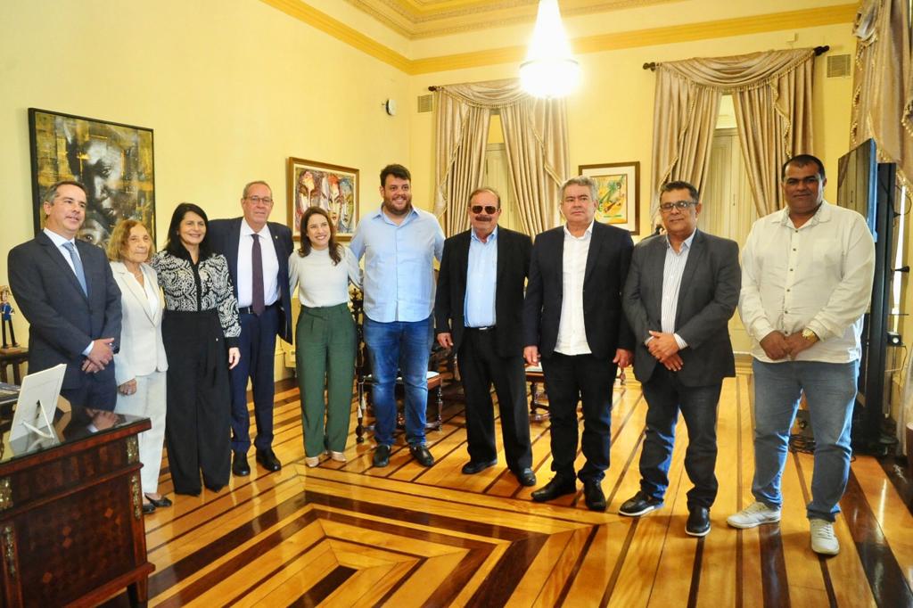 Reunidos por Álvaro Porto, prefeitos apresentam demandas municipais à governadora Raquel Lyra