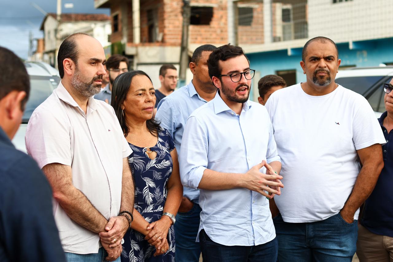 Lula da Fonte anuncia obra de recapeamento na estrada de Caueiras, em Aliança, ao lado do prefeito Xisto Freitas e do secretário de Infraestrutura de Pernambuco, Evandro Avelar