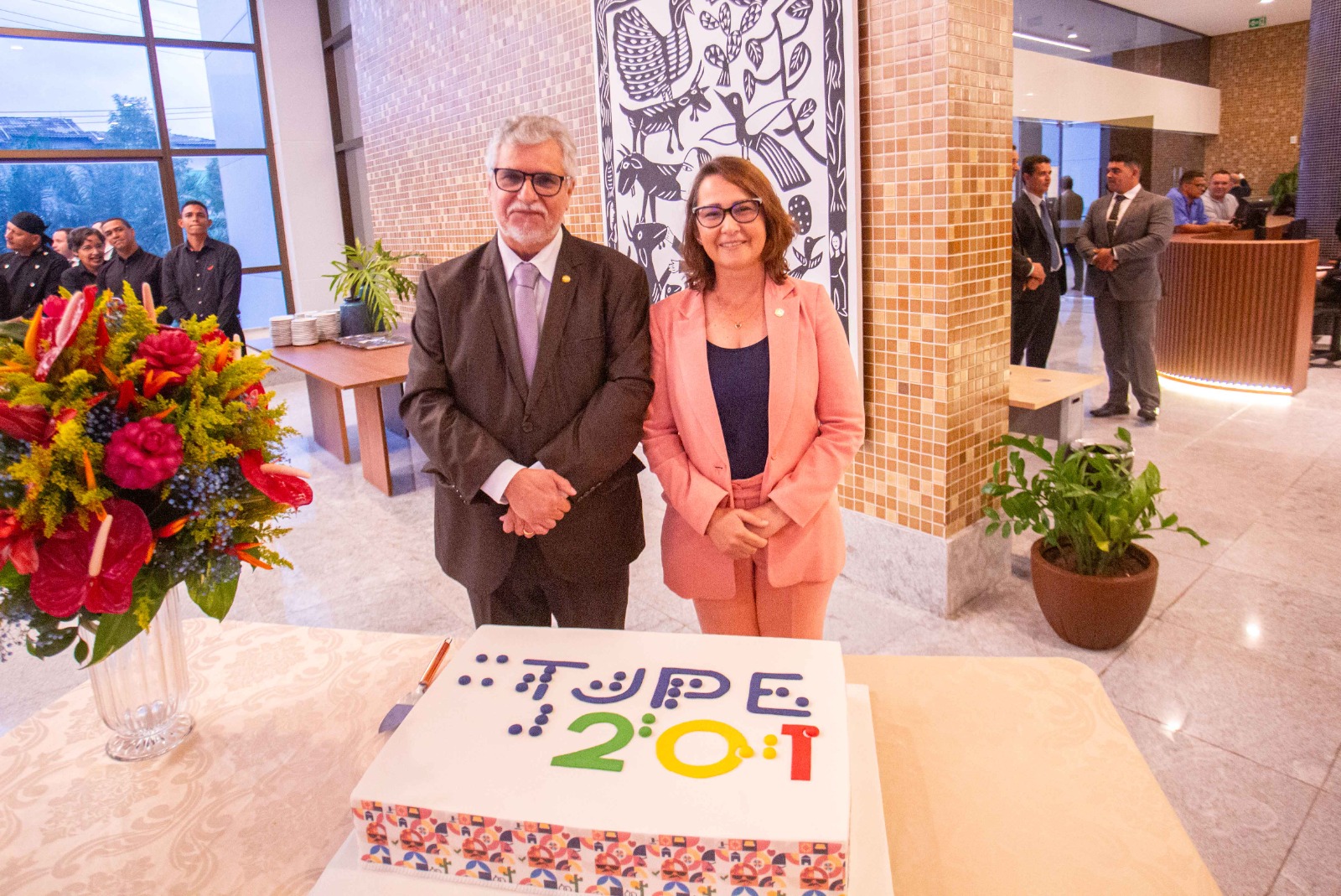 Aniversário do TJPE prestigiado Débora Almeida. Deputada representou presidência da ALEPE