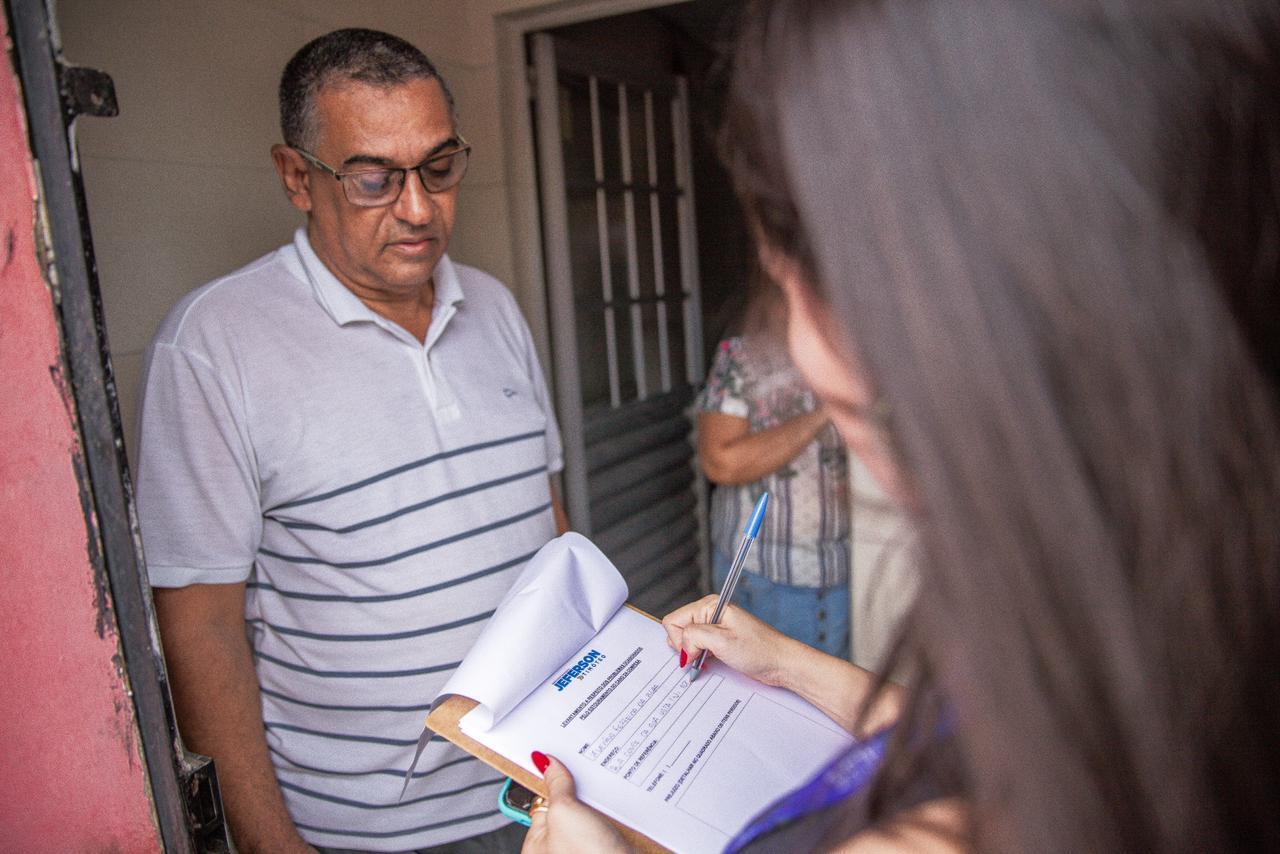 Equipe do gabinete de Jeferson Timóteo (PP) visita local afetado por cano estourado pela Compesa, em Pontezinha