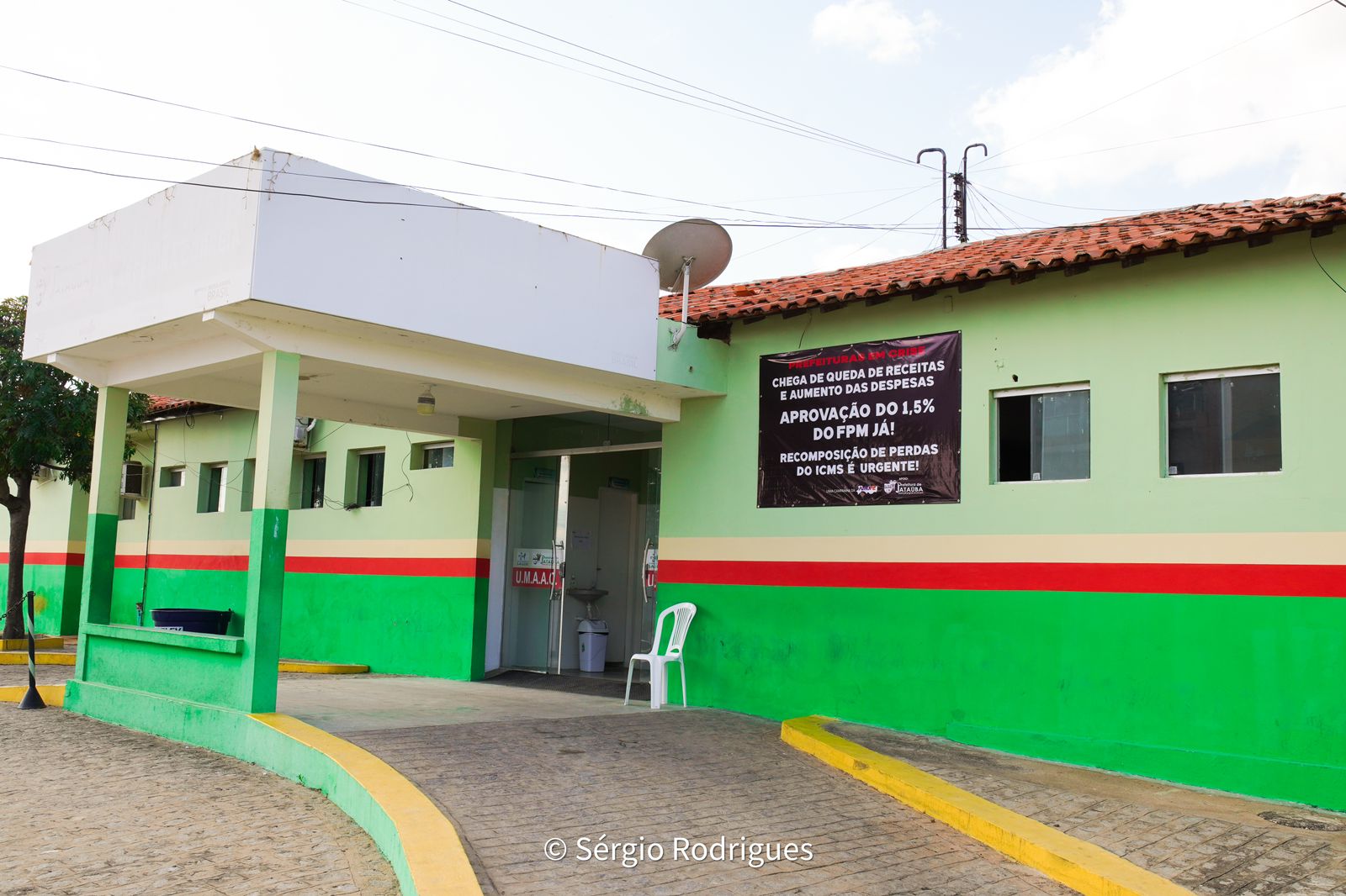 Por que alguns prédios públicos tem banners pretos na fachada?