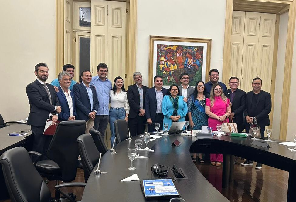 Prefeita Drª Cátia Ribeiro integra comitiva da AMUPE em reunião no Palácio do Governo de Pernambuco