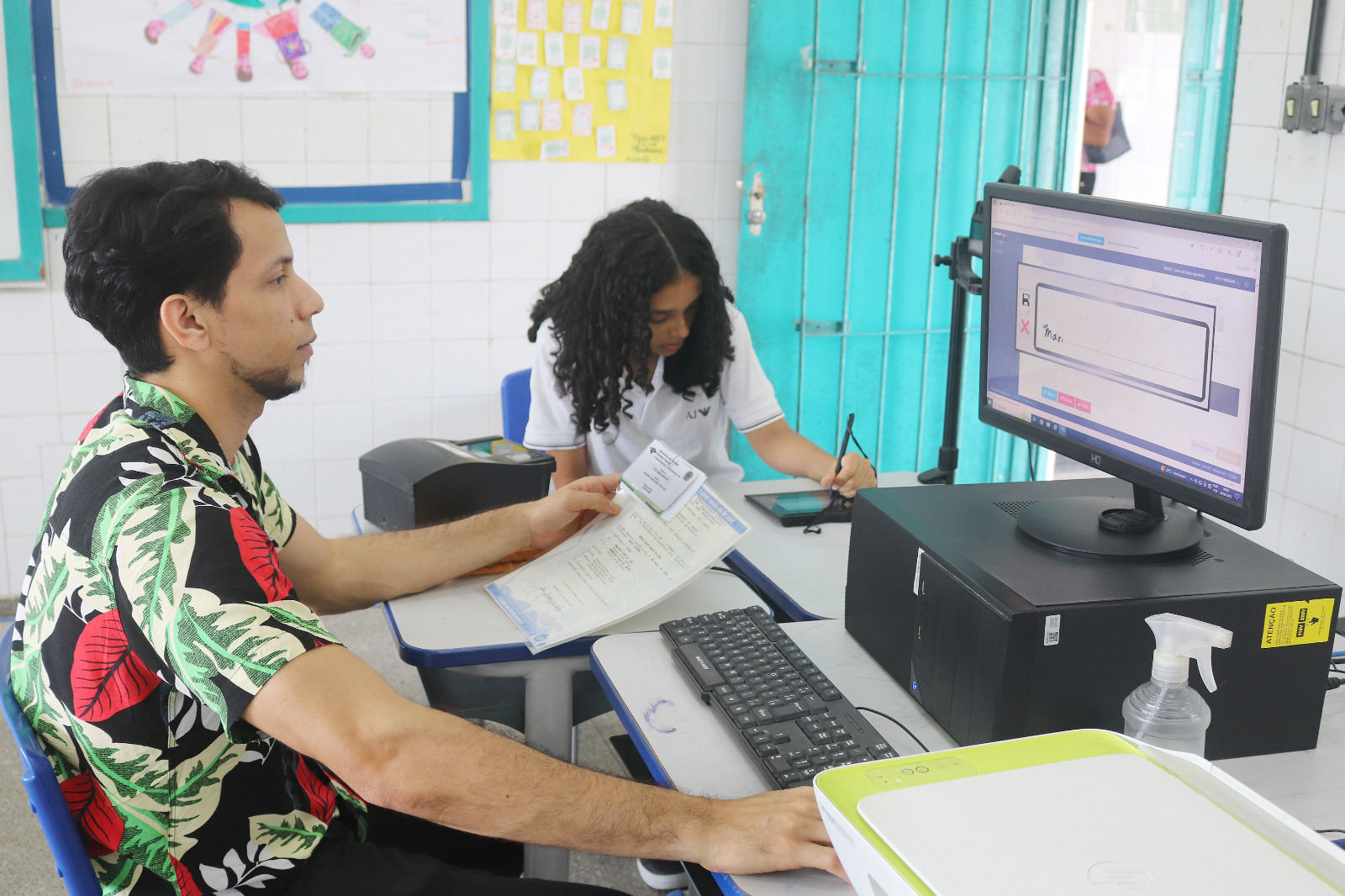 Estudantes do 9º ano da rede municipal de ensino do Cabo tiram RG gratuito