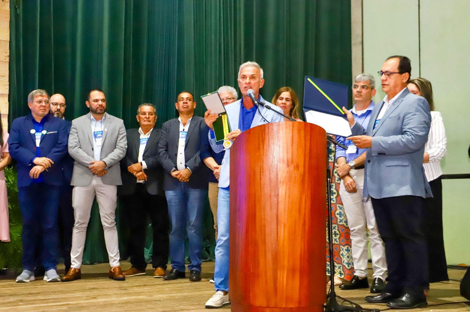 Prefeito da Vitória de Santo Antão compartilha cases de sucesso de sua gestão durante palestra no 6º Congresso da Amupe