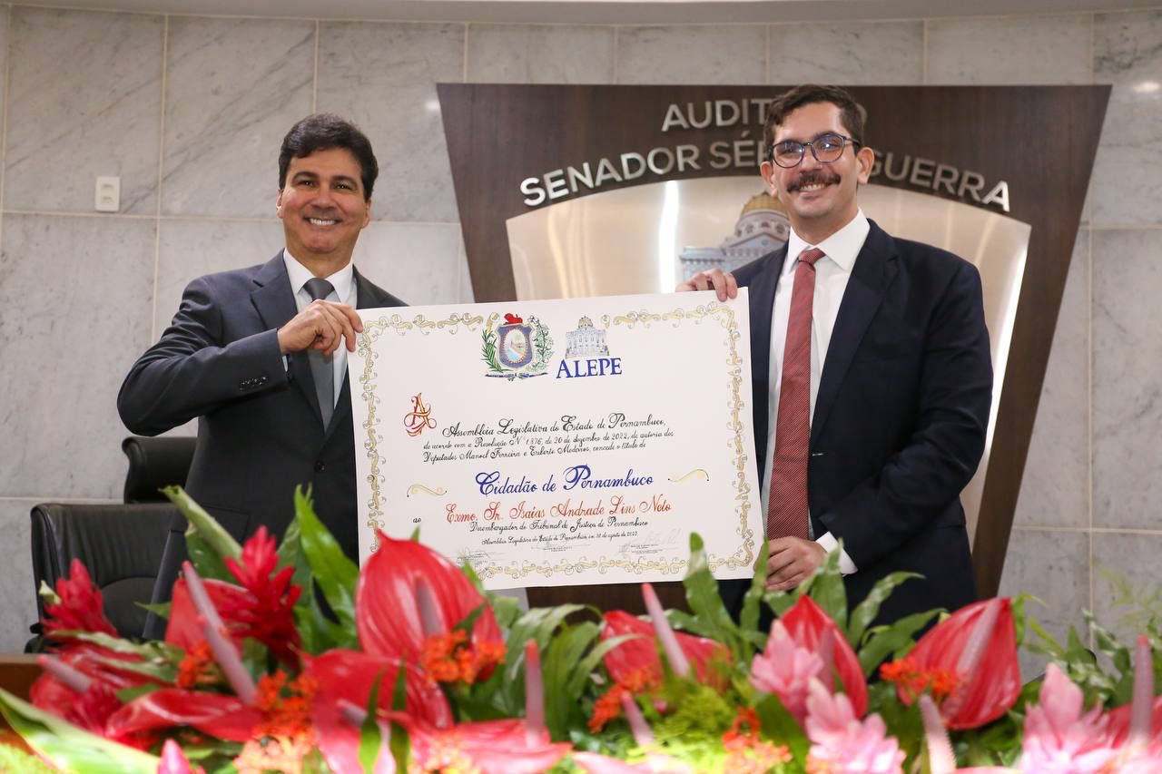 Na Alepe, Eriberto Filho entrega título de cidadão pernambucano ao desembargador do TJPE Isaías Andrade Lins Neto