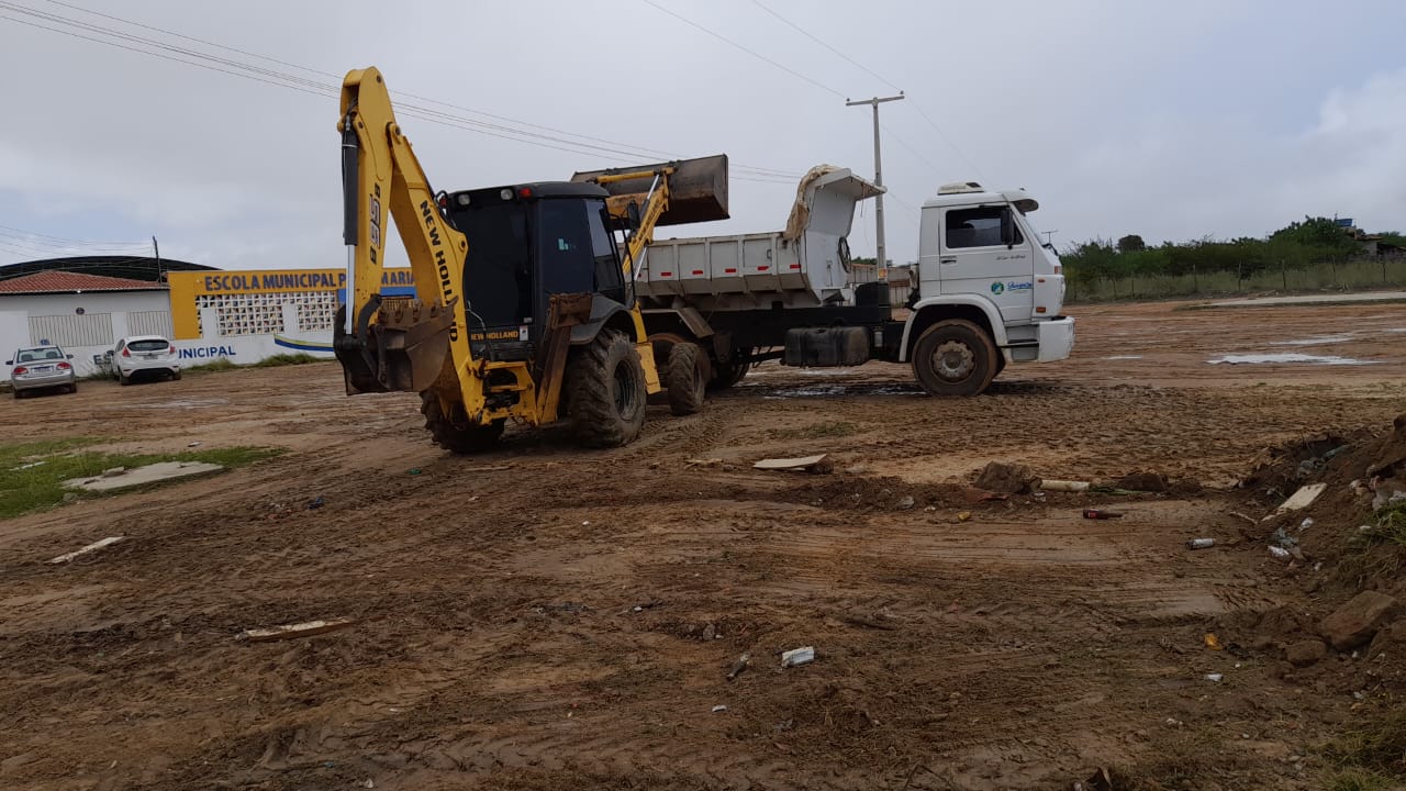 Prefeitura de Juazeiro intensifica serviços de limpeza em canais e comunidades do município