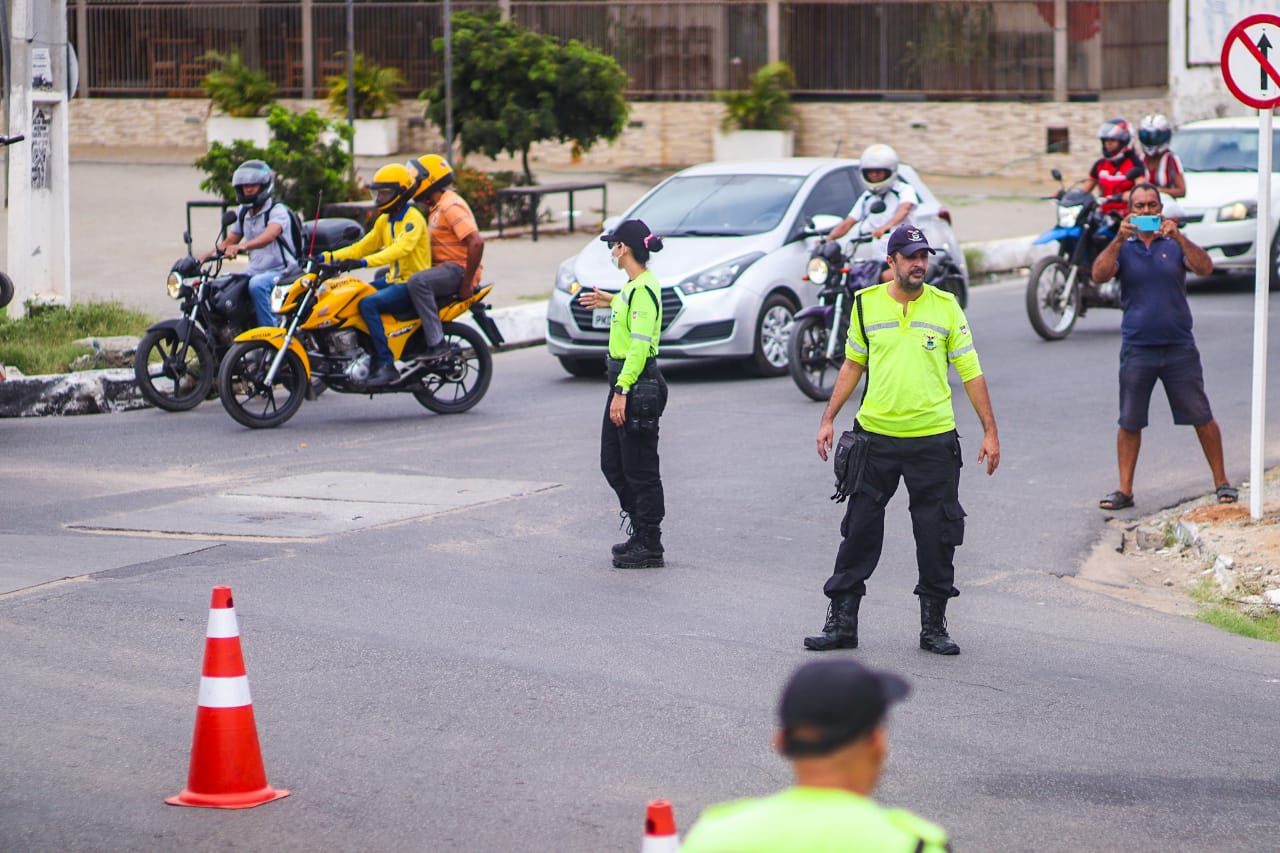 Equipes da CSTT atuam em vias que tiveram o trânsito modificado no entorno das obras da Travessia Urbana