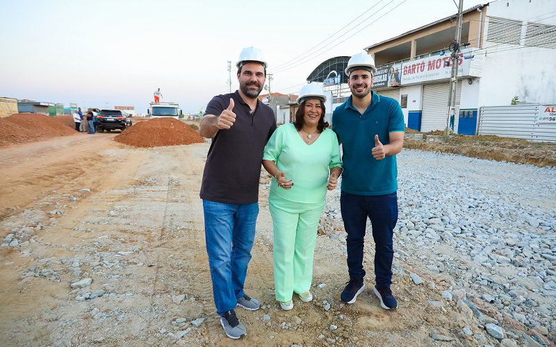 Prefeita Suzana Ramos e os deputados Adolfo Viana e Jordávio Ramos acompanham obras da Travessia Urbana