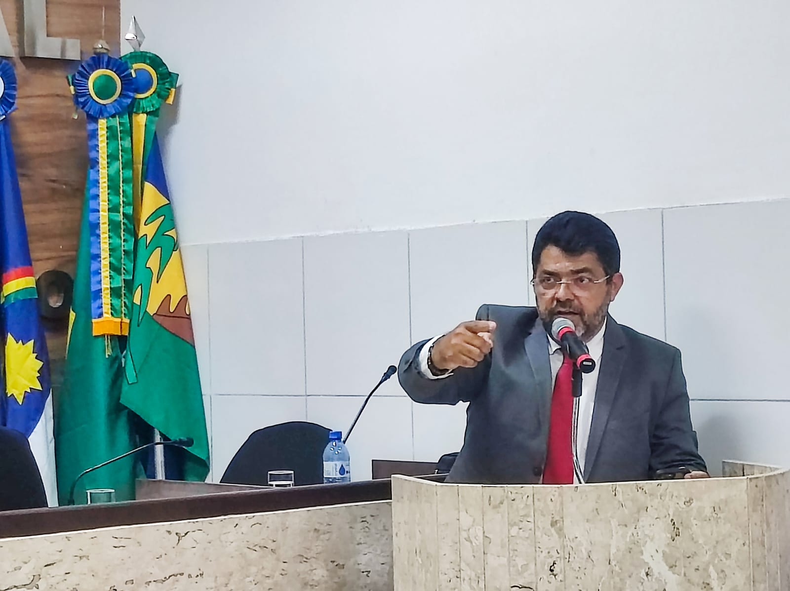 Deoclécio cobra melhorias nas estradas para garantir transporte escolar aos alunos da zona rural “Nossas crianças não podem ser transportadas em uma carroça” 