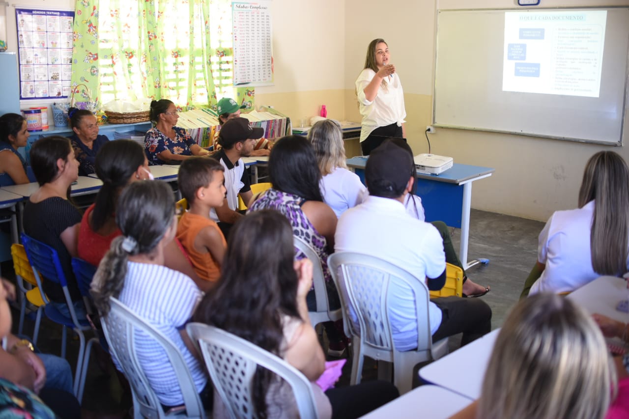 Secretaria de Educação de Garanhuns realiza reuniões com comunidades sobre diretrizes das escolas municipais