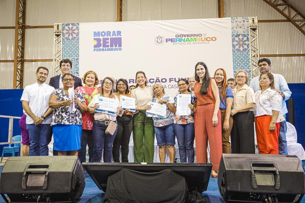 Governadora Raquel Lyra entrega 162 títulos de propriedade a famílias de Glória do Goitá